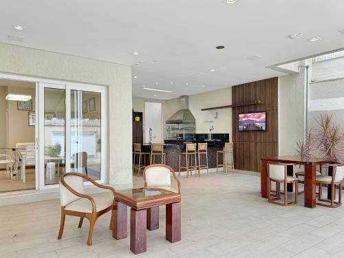 Enseada House | AC - Piscina - 1 Suite com banheiro - 200m do mar