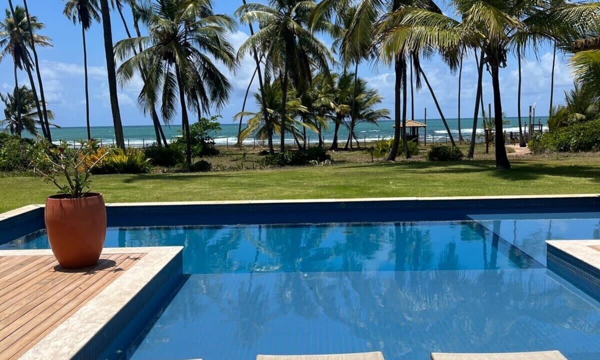 Farol House | Beachfront house in Praia do Forte, with cook