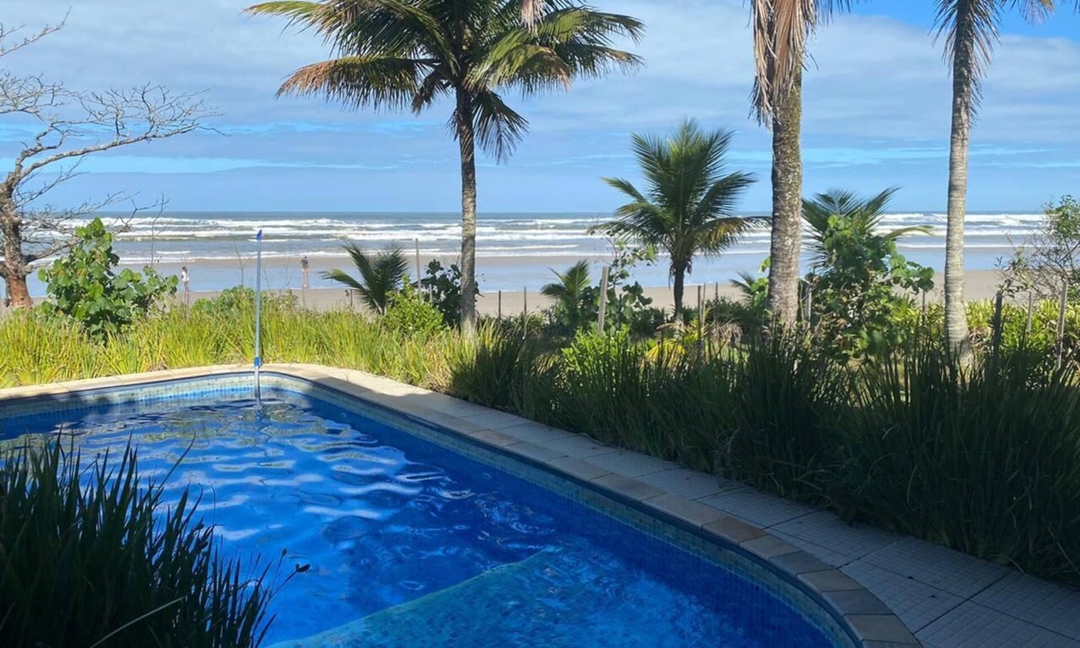 Bertioga House | Beachfront house with 5 suites, swimming pool, air conditioning, in a gated community.