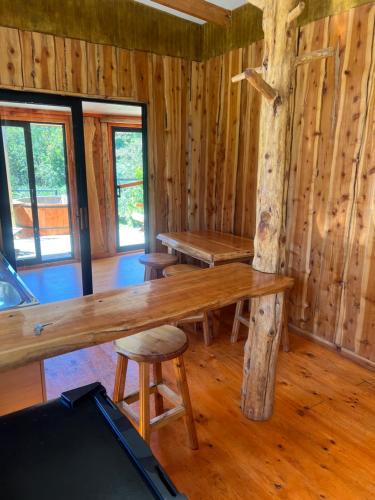 Hornopiren National Park House | Cabañas vista al río