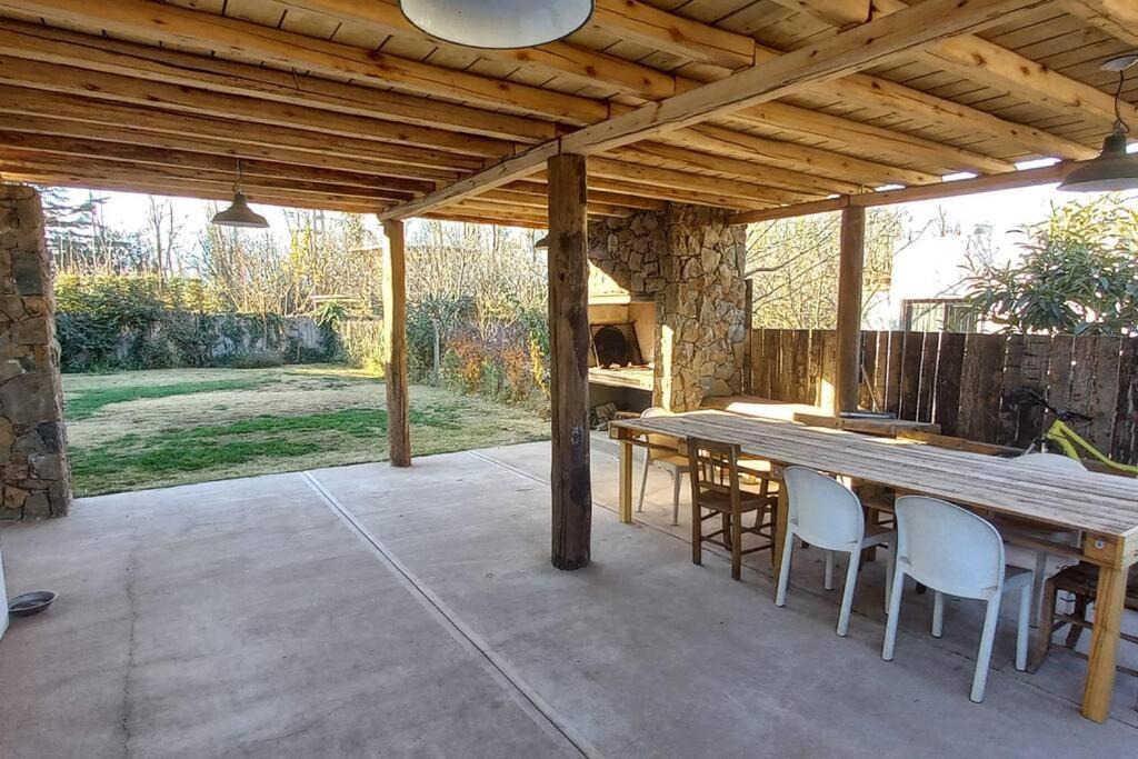 Maipu House | Casa alegre con chimenea interior
