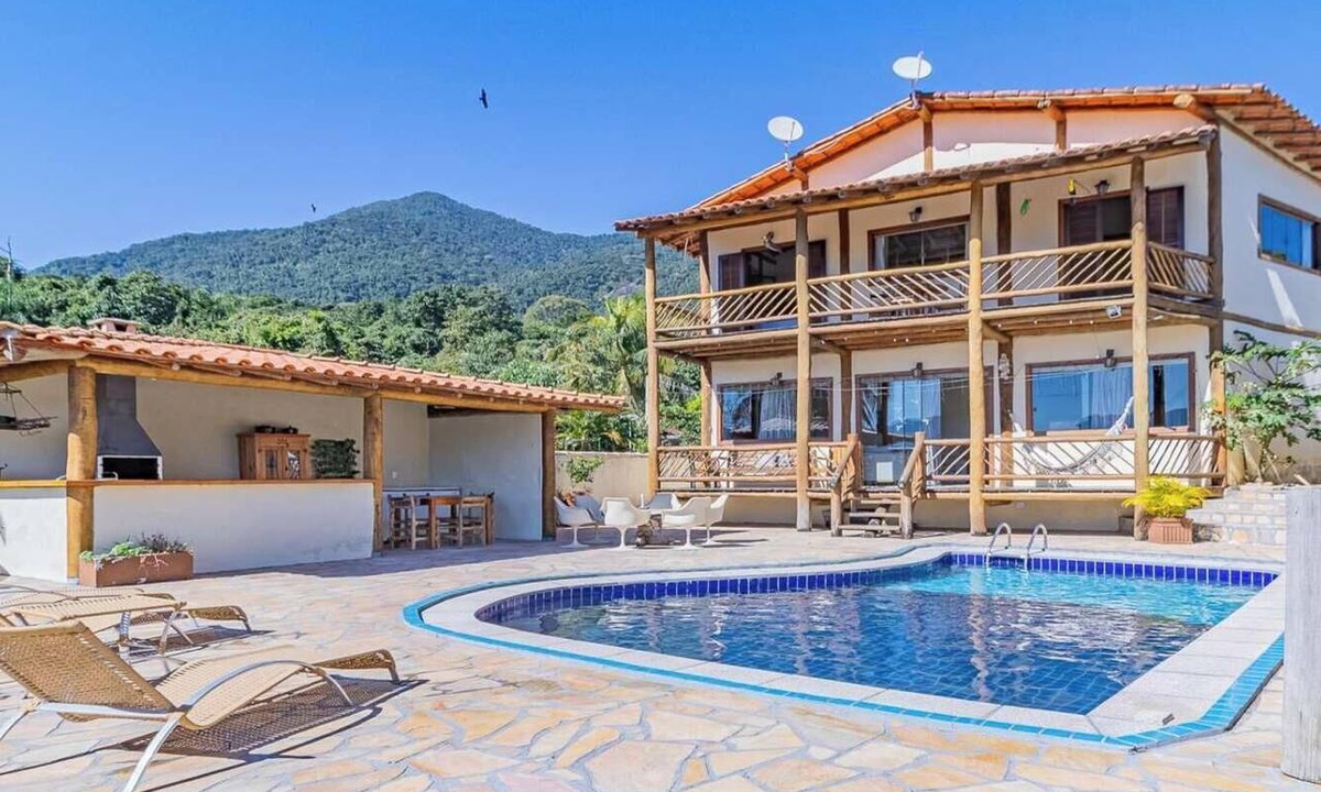 Veloso House | Casa com Piscina e Vista para o Mar em Ilhabela