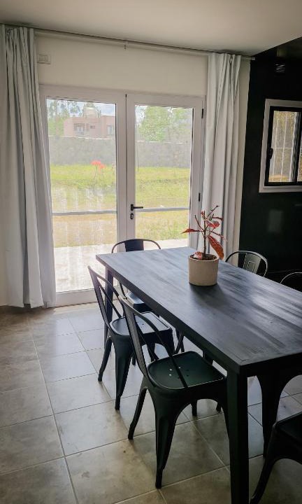 San Salvador de Jujuy Apartment | Casa J moderna con amplio jardín en barrio de profesionales