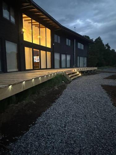 Pucon House | Casa nueva en country pucon con piscina y quincho compartido con casa gemela