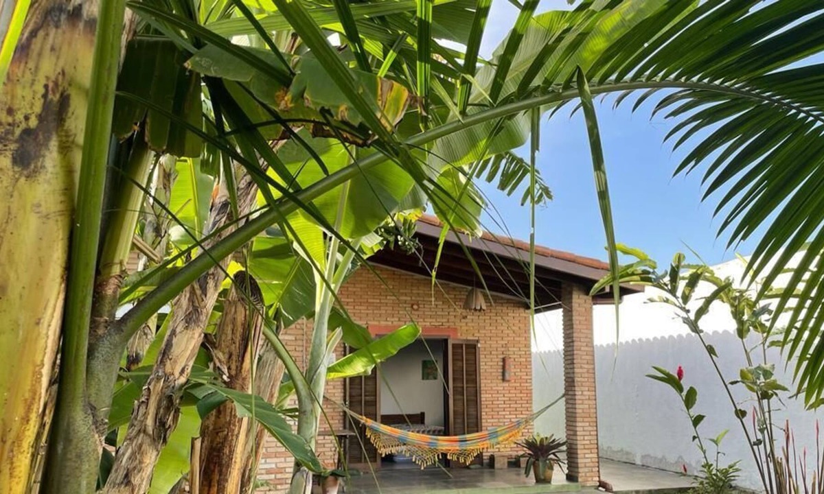 Silop House | Charming house with tropical garden 1500 meters from Cruzeiro beach.