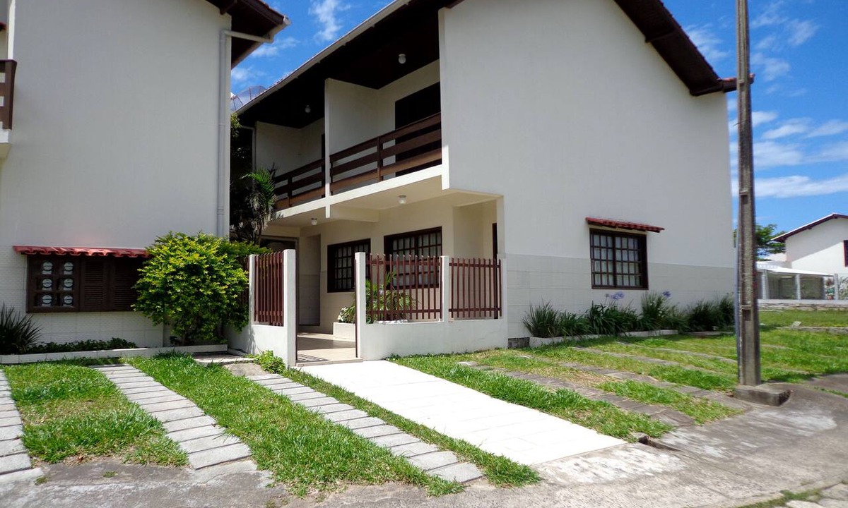 Garopaba House | Complete House 100m from the Beach | 2 Bedrooms | Air Conditioning, Wi-Fi and BBQ
