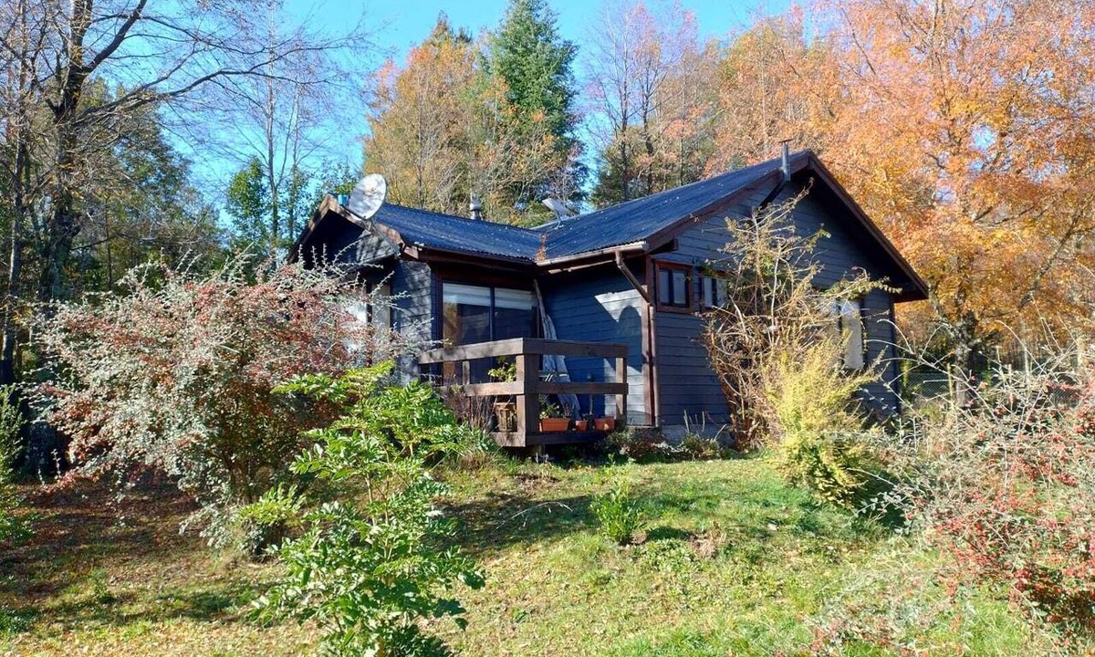 Pucon House | Country House in Pucón for 8 People: Large Garden, Stone Tub, Pool, and Grill
