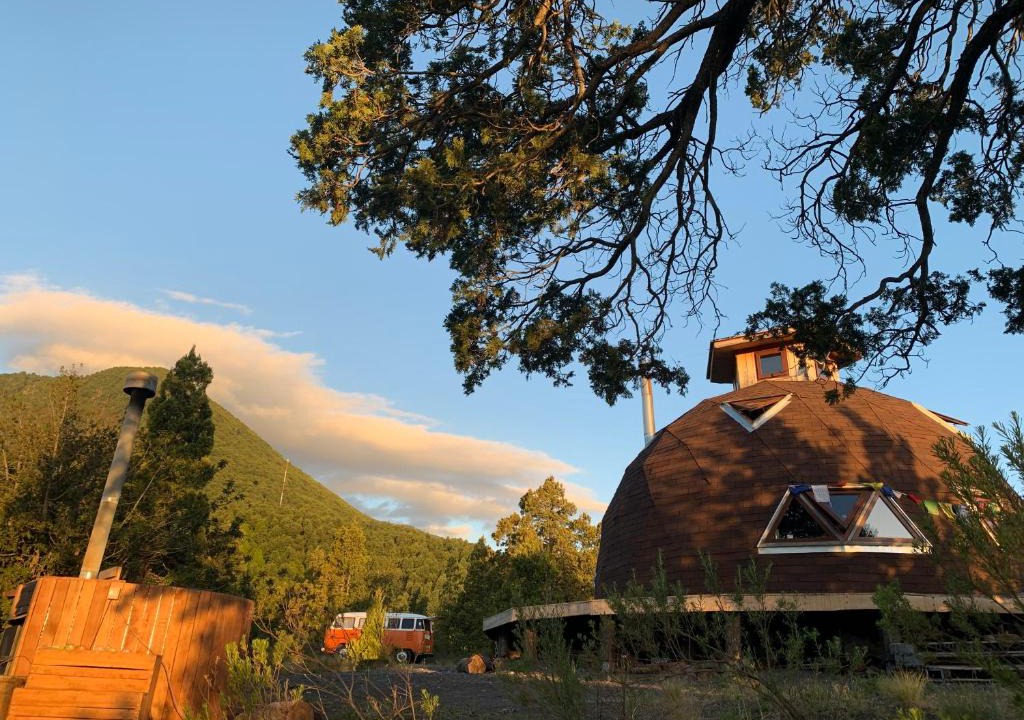 Melipeuco Ski Chalet | Domo Conguillio Conecta con tu energía sagrada junto al Salto Truful Truful con una vista majestuosa que podrás disfrutar en una tinaja Una experiencia que alineará tu espíritu y tu energía interior Vívelo