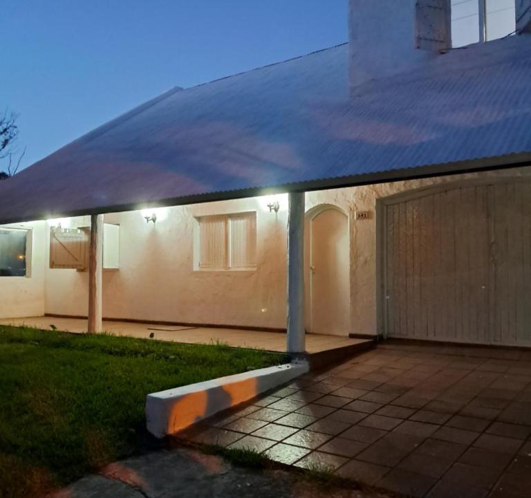 Los Acantilados House | Estilo Campo Casa de 3 ambientes cochera interna