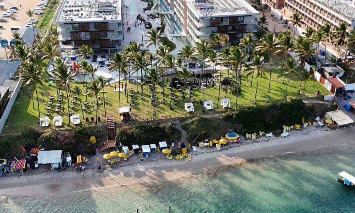 Porto de Galinhas Apartment | Feet in the sand on Muro Alto Beach in a resort that has everything for your family.