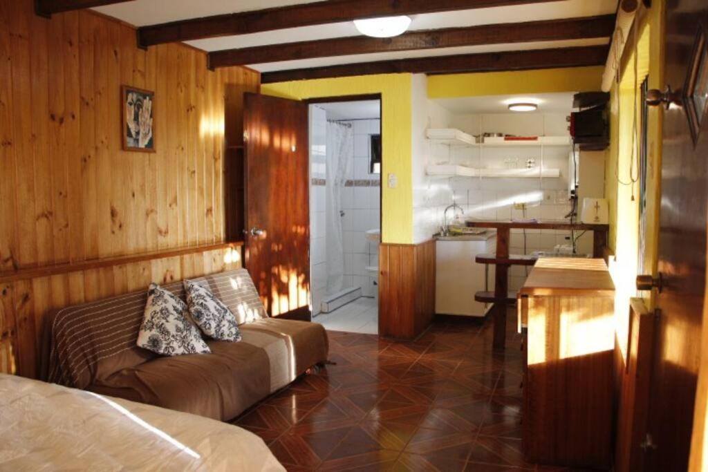 Placeres Apartment | Habitación con baño, cocina y patio privado