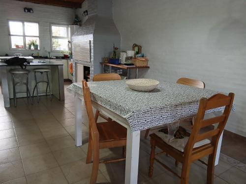 Trelew House | Habitación doble con baño privado en amplia casa a metros de una laguna natural y del Museo Paleontológico