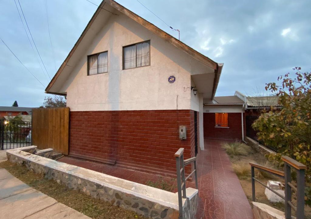 La Serena House | Hermosa y amplia casa vacacional en La Serena - Two-Story Brick House