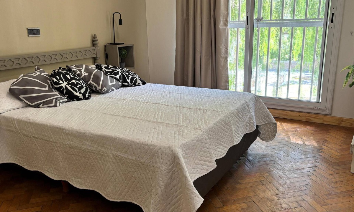 Mendoza City Center Apartment | HOLY BONARDA, una suite con opción de acceso a cocina completamente equipada