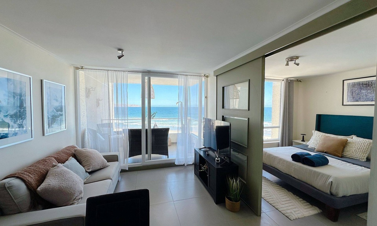 La Serena House | lagoon beach white 803