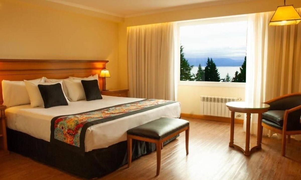San Carlos de Bariloche Hotel | Lake-View Triple Room +Free Buffet Breakfast w/Pool Access | 5Mins to Bariloche