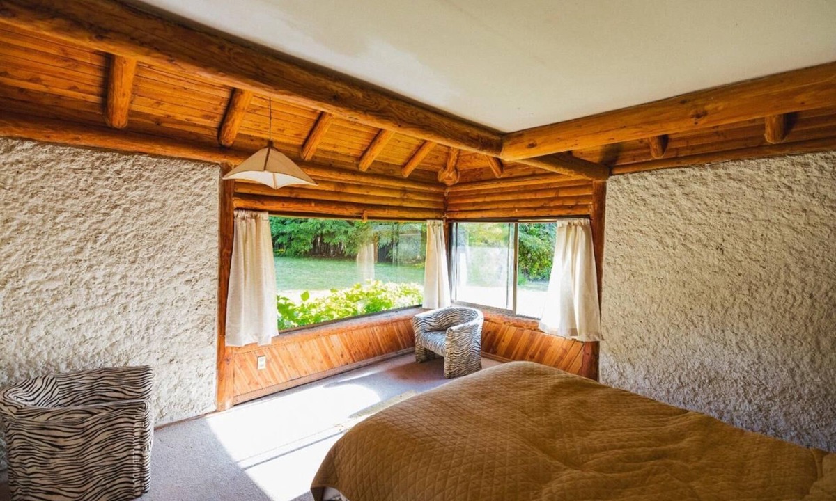 Pucon House | Large house on the road to the volcano, 5 km from downtown and 12 km from the ski center.