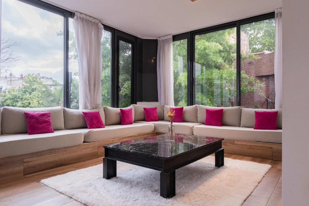 Palermo House | MOT New Villa Salvador 4600 - 5 Bd Unique Pool & BBQ Plaza Armenia