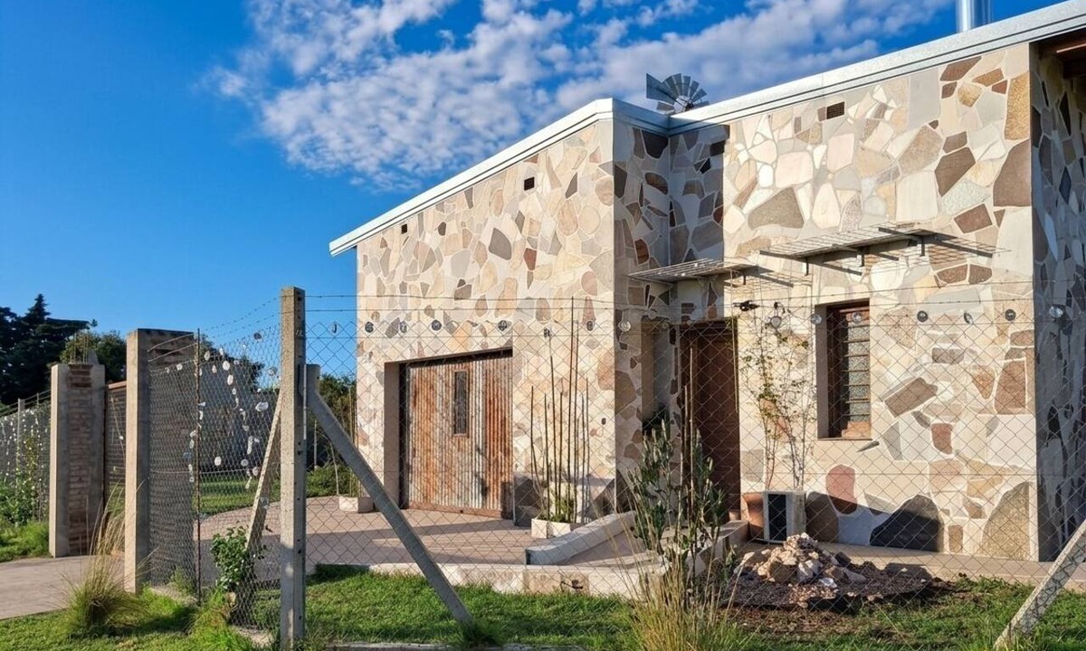 Lujan Apartment | Pet-friendly house with a park and a fire pit · Breakfast