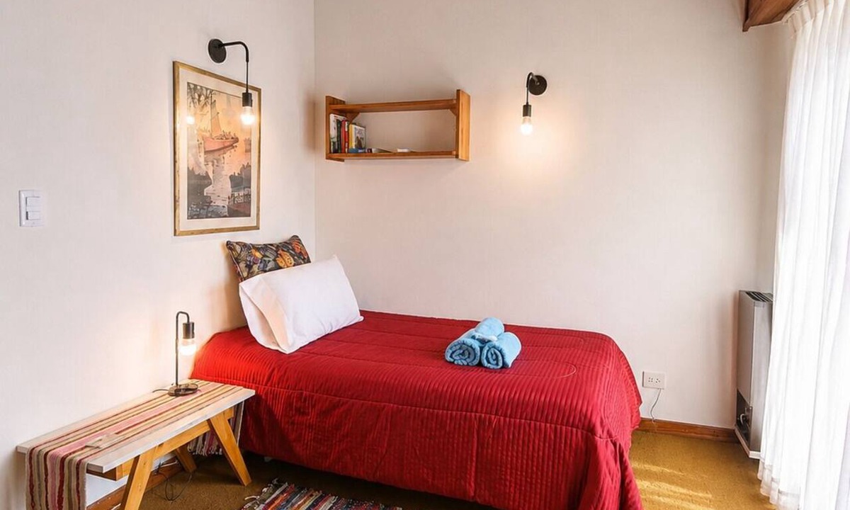 Martinez Bed & Breakfast | Private Room in a Shared House with a Balcony and Air Conditioning Near the San Isidro Racetrack
