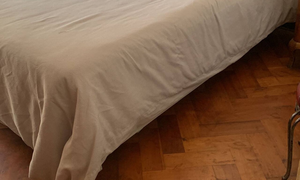 Cerro Alegre House | Room with a king-size bed at the Casa Atahualpa Hostel