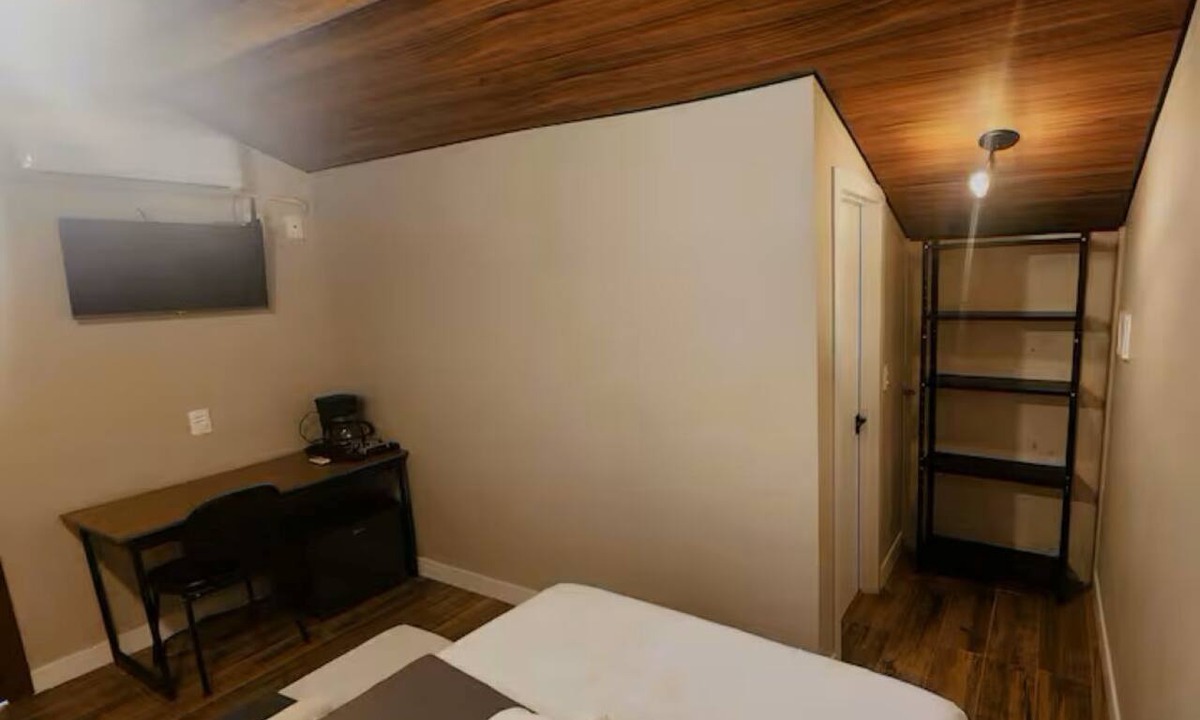 Praia da Armacao do Itapocoroi House | Suite for 2 Adults with Air Conditioning and Workspace