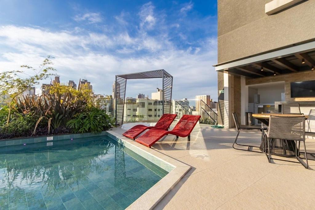 Bigorrilho Apartment | Temple 208 · Temple Batel Queen Bed & 2 Smart TVs