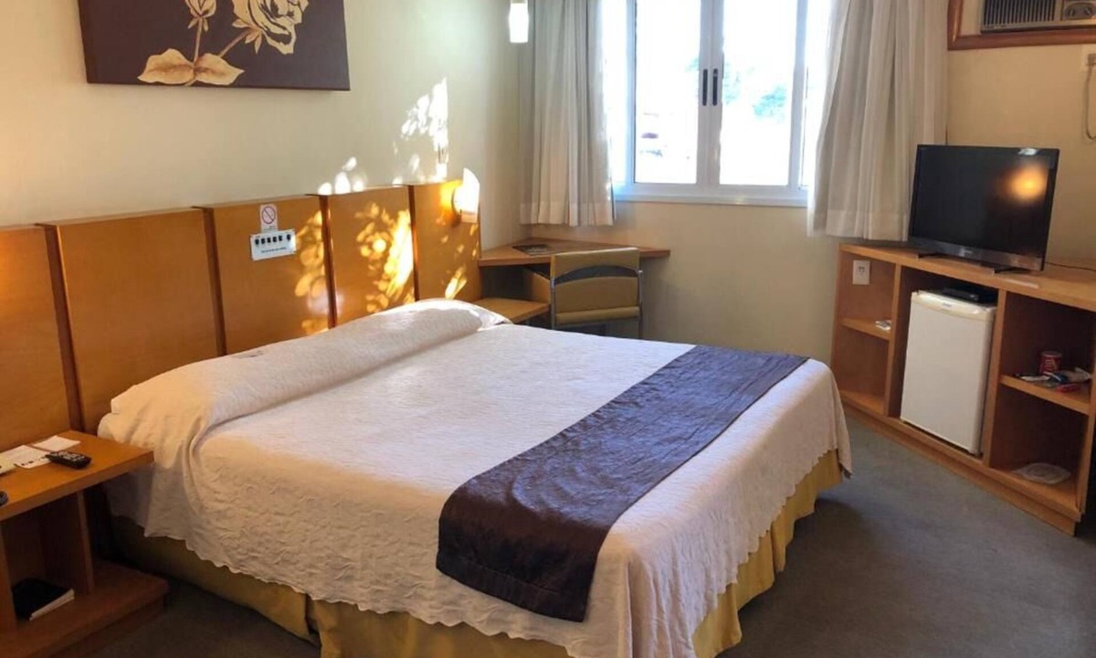 Oficinas Hotel | Well-Appointed Room w/Outdoor Pool + Free Breakfast | Multiplex Palladium -2 mi