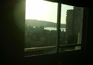 Departamento dos dormitorios amoblado con vista al mar, cercano a playas y mall de Viña del Mar y ciudad de Valparaíso.