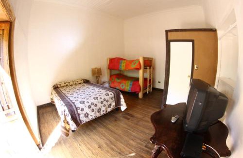 Pisco Elqui Hostel | Cabaña hostal Ema