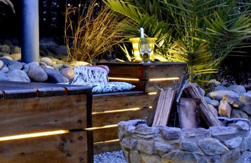 Pichilemu House | CASA BOUTIQUE PRIVADA CON VISTAS AL OCÉANO - Quincho Privado - No incluido en la tarifa agrega por un suplemento una sesión de hidromasaje bajo las estrellas en jacuzzi privado de uso exclusivo - Estacionamiento Privado
