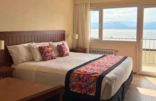 San Carlos de Bariloche Hotel | 4 Lake View Units with Breakfast & Heated Pool Perfect for Couples and Families