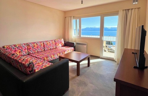 San Carlos de Bariloche Hotel | 4 Lake View Units with Breakfast & Heated Pool Perfect for Couples and Families