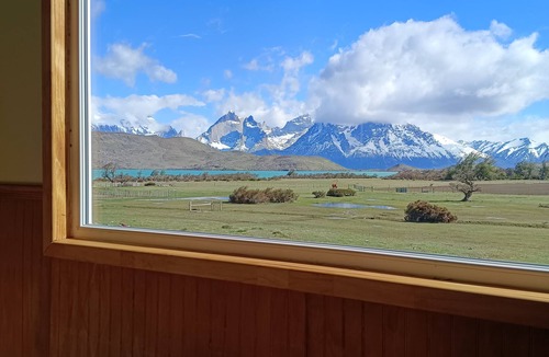 Torres Del Paine Cabin | A 60 Km de ingreso a Parque Nacional Torres del Paine. 8 camas disponibles.