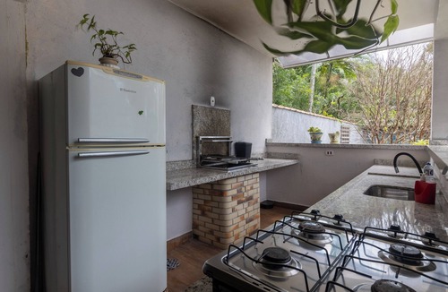 Jardim Veneza House | A peaceful retreat with a private suite and Wi-Fi in Peruíbe