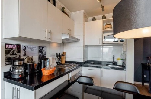 Las Rejas Apartment | A3 the perfect spot up to 5 subway front door
