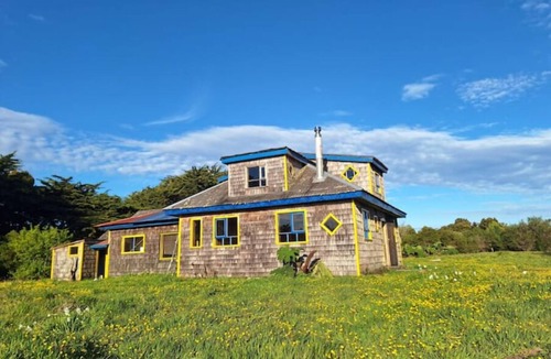 Ancud House | Acogedora Casa Junto al mar "La Casa de Alerce"
