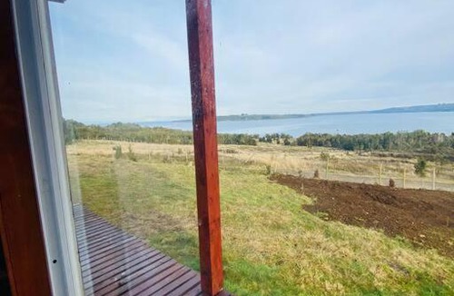 Quellon House | Agradable cabaña, con vista al mar y cordillera