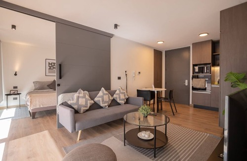 El Golf Apartment | Amazing space steps from the metro