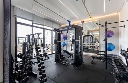 Matriz Apartment | Apartamento 807 - All Batel · Apto no Centro p/2 | A/C, Academia & Piscina