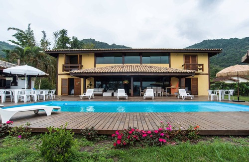 Praia da Fortaleza House | Beautiful luxurious beachfront house on Praia da Fortaleza in Ubatuba.