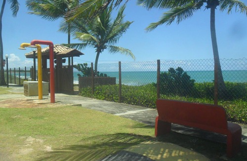 Armacao do Tairu Condo | Beach house in Ilha do Sol, 80m from the beach, with a wooded backyard.