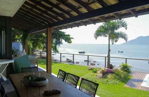 Prainha Villa | Beachfront Home with Pool in São Sebastião