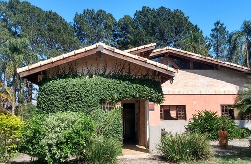 Cotia House | Beautiful site with swimming pool, court, barbecue, fireplace, large green area