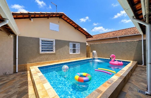 Jardim Imperador House | Bela Casa com Piscina Aquecida em Aquecimento Solar, Perto da Praia, 4 Quartos, Área Gourmet Completa a Beira da Piscina com Churrasqueira, Fogão e Mesa de Jantar, 4 Vagas de Garagem