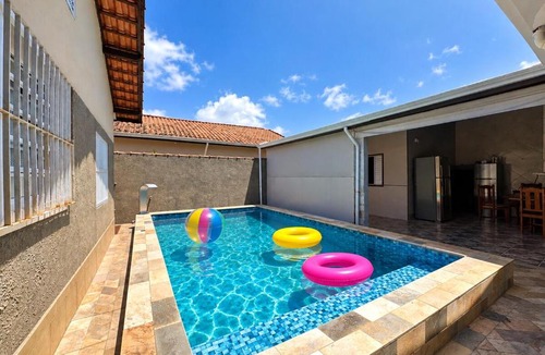 Jardim Imperador House | Bela Casa com Piscina Aquecida em Aquecimento Solar, Perto da Praia, 4 Quartos, Área Gourmet Completa a Beira da Piscina com Churrasqueira, Fogão e Mesa de Jantar, 4 Vagas de Garagem