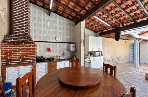 Jardim Imperador House | Bela Casa com Piscina Aquecida em Aquecimento Solar, Perto da Praia, 4 Quartos, Área Gourmet Completa a Beira da Piscina com Churrasqueira, Fogão e Mesa de Jantar, 4 Vagas de Garagem