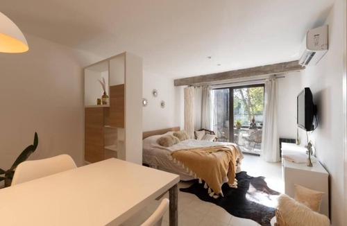 Villa Mercedes Apartment | CB Mona Suites