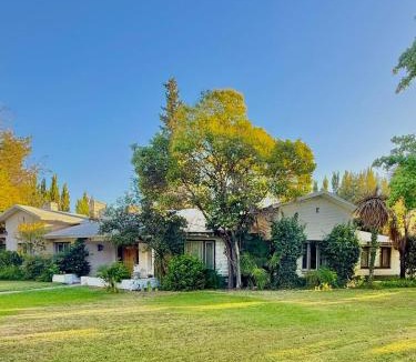 Comahue House | Chacra Los Cipreses - Casa completa con gran parque arbolado, 6 personas, entorno tranquilo