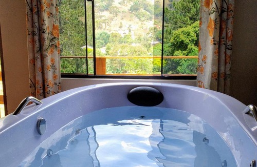 Costas Ski Chalet | Chalé Portal Lazer Um refúgio cercado pelo verde com hidromassagem lareira lagos privacidade e conforto em meio à natureza